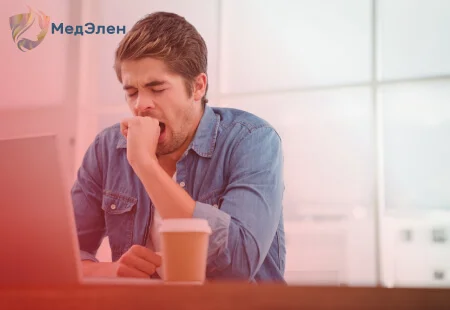 мужчина зевает